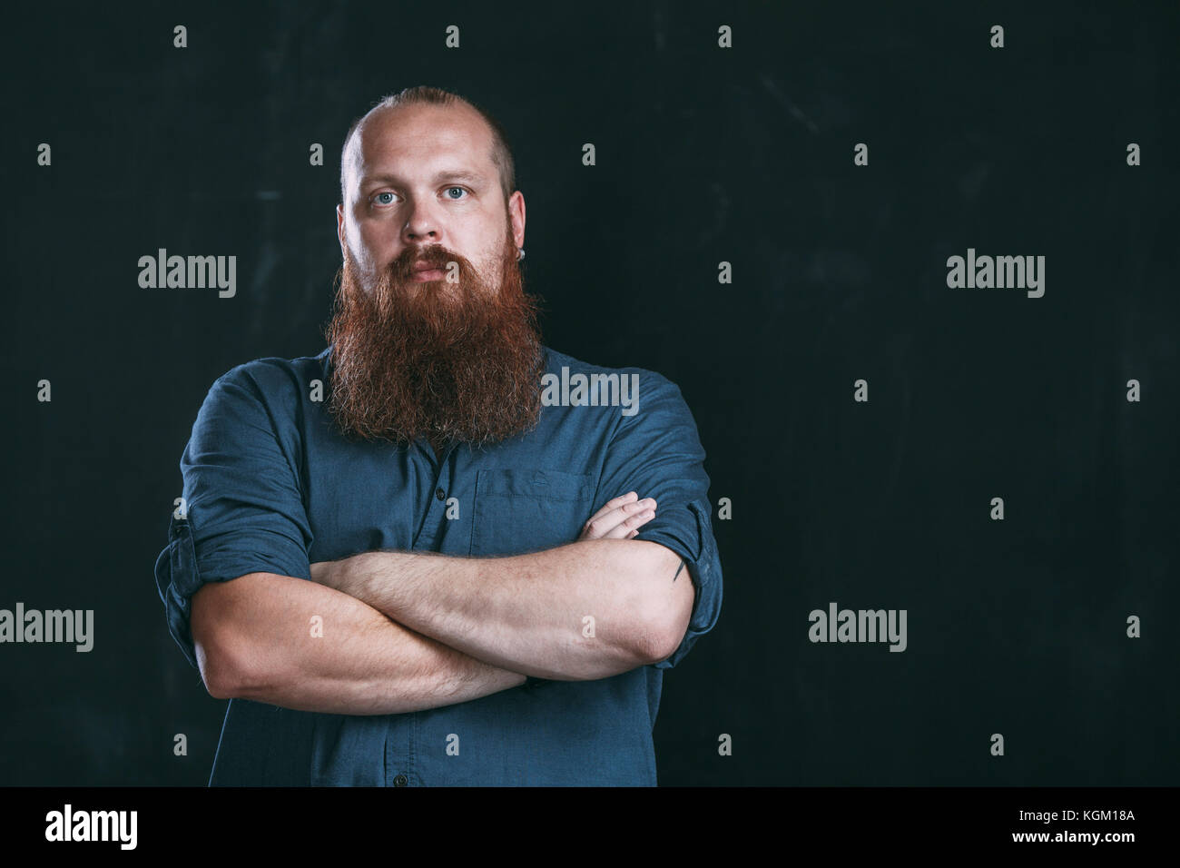 Portrait von Hipster mit Waffen gegen schwarzen Hintergrund gekreuzt Stockfoto