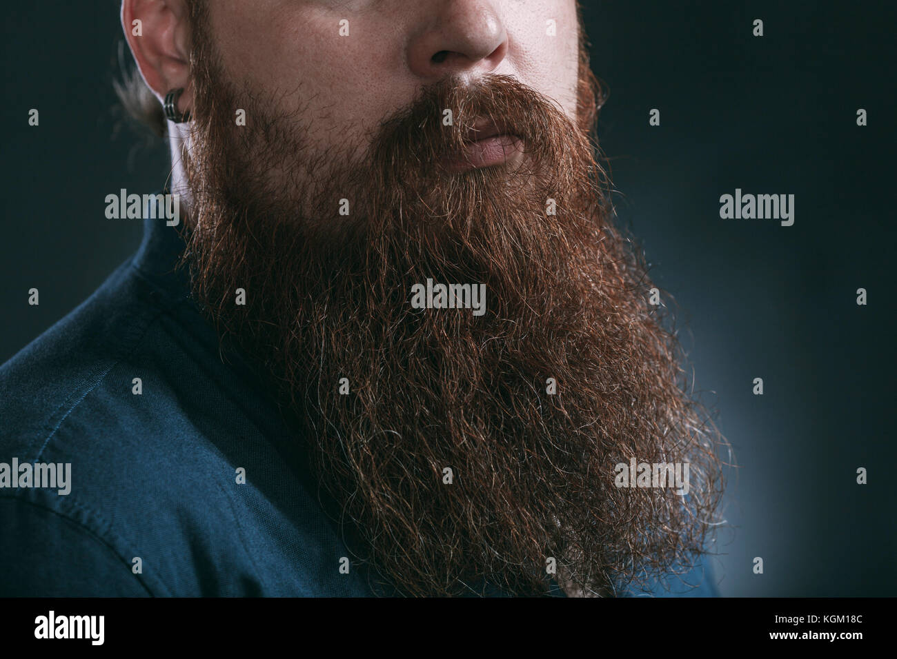 Mittelteil der Hipster mit Bart gegen grauer Hintergrund Stockfoto