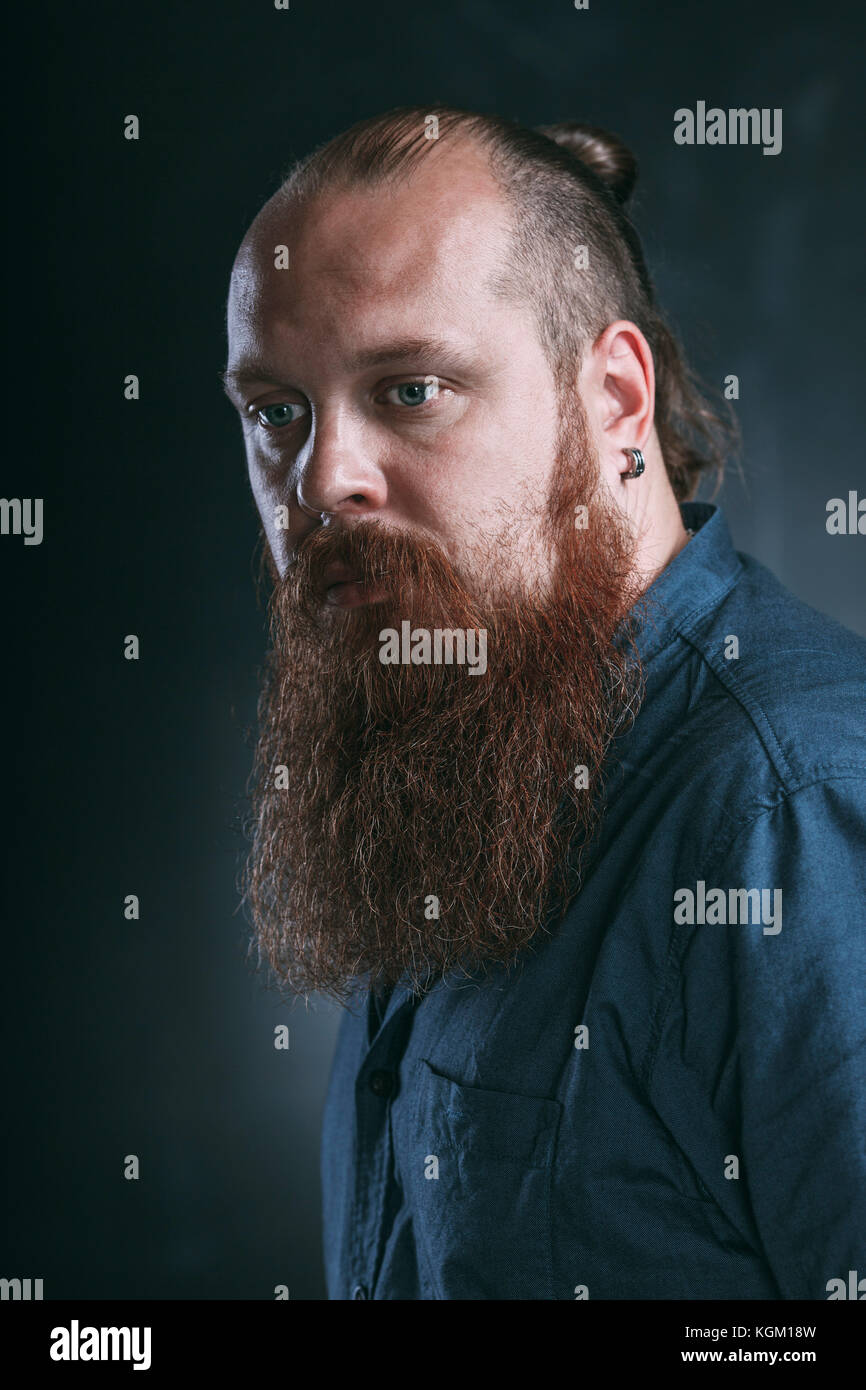 Close-up von nachdenklich Hipster gegen grauer Hintergrund Stockfoto