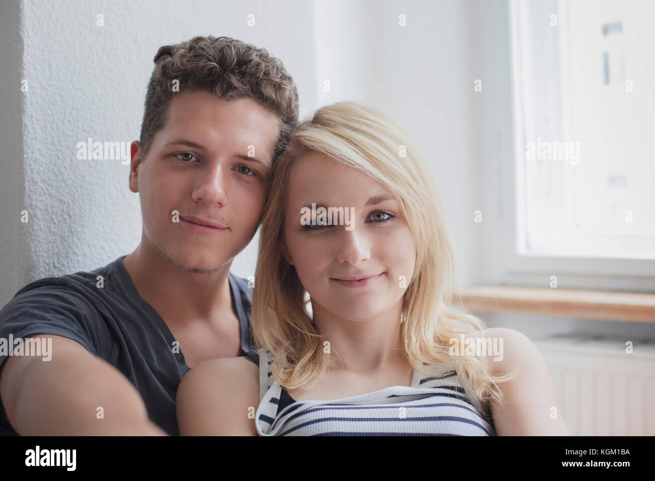 Porträt des jungen Paares zu Hause sitzen Stockfoto