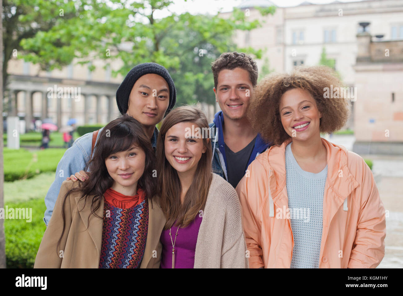 Portrait von lächelnden multi-ethnischen junge Freunde stehen im Freien Stockfoto