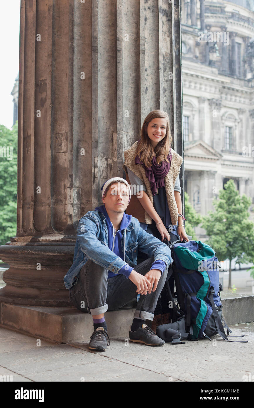 Portrait von lächelnden jungen Freunden durch Spalte an Altes Museum, Berlin, Deutschland Stockfoto