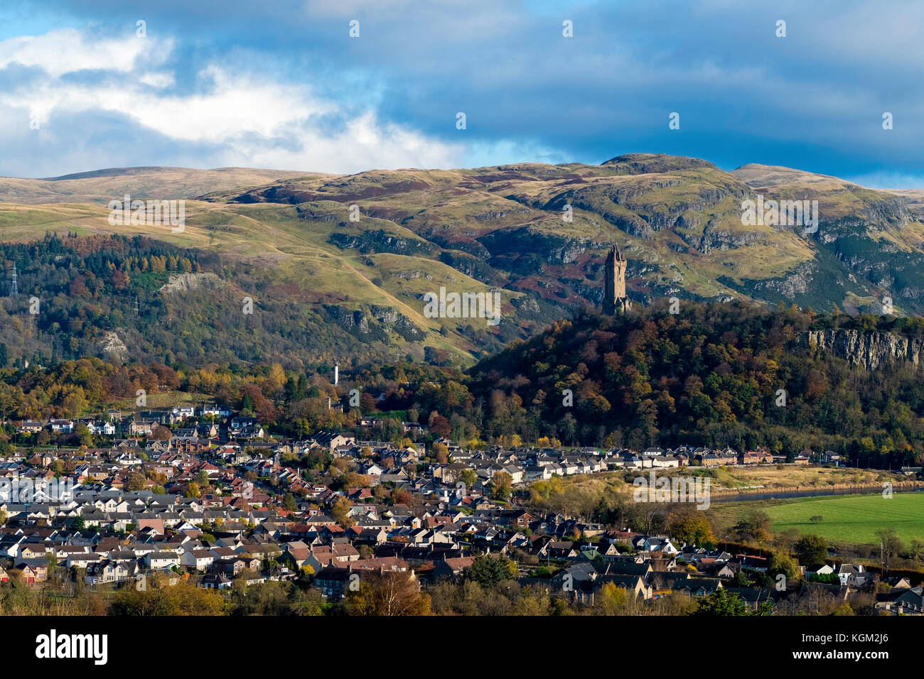 Blick über die Stadt Stirling mit dem Wallace Monument in Stirlingshire, Schottland, Großbritannien. Stockfoto