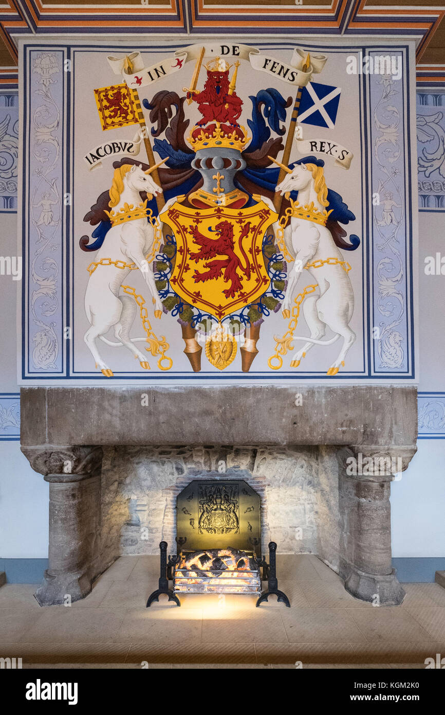 Kamin in der King's Outer Hall im Royal Palace in Stirling Castle in Stirling, Schottland, Großbritannien. Stockfoto