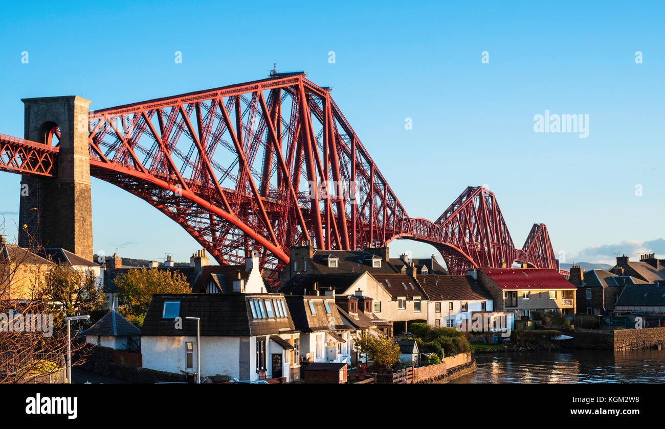 Anzeigen von North Queensferry und der berühmten Forth Rail Bridge überspannt die Firth-of-Forth zwischen Fife und West Lothian, Schottland, Vereinigtes Königreich. Stockfoto