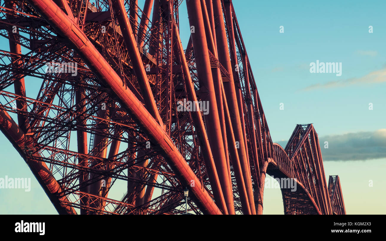 Blick auf die berühmte Forth Rail Bridge, die den Firth of Forth zwischen Fife und West Lothian in Schottland, Großbritannien, überspannt. Stockfoto
