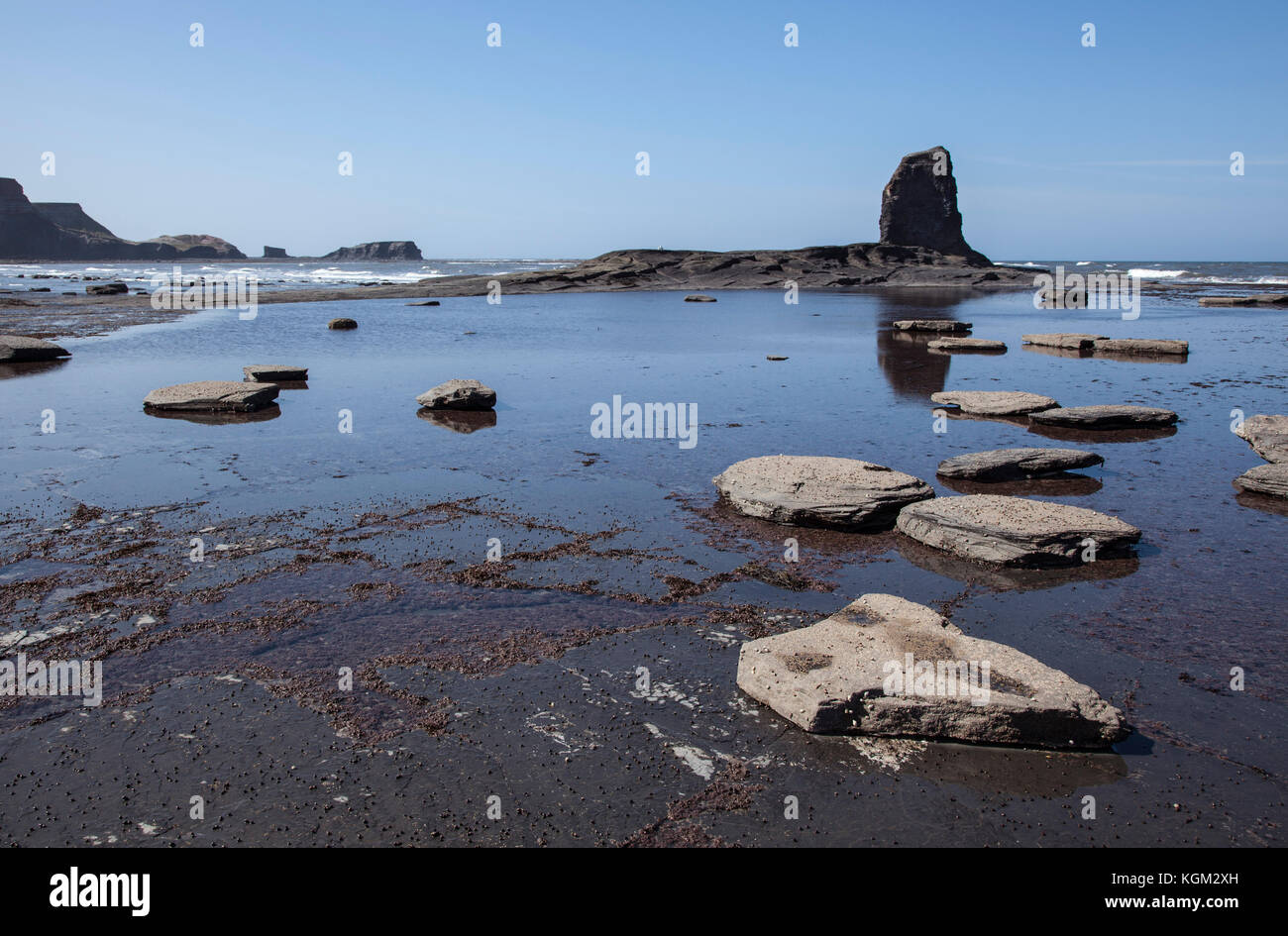 Saltwick Bay bei niedrigem Wasser, in der Nähe von Whitby, North Yorkshire Stockfoto