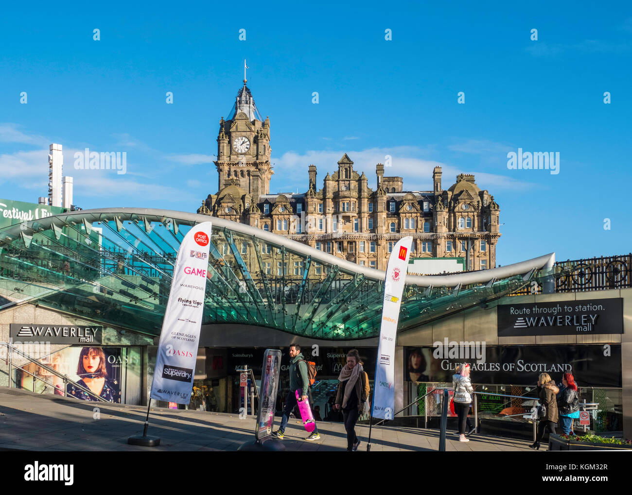 Blick auf die moderne Waverley Mall in der Nähe der Princes Street in Edinburgh, Schottland, Großbritannien. Stockfoto