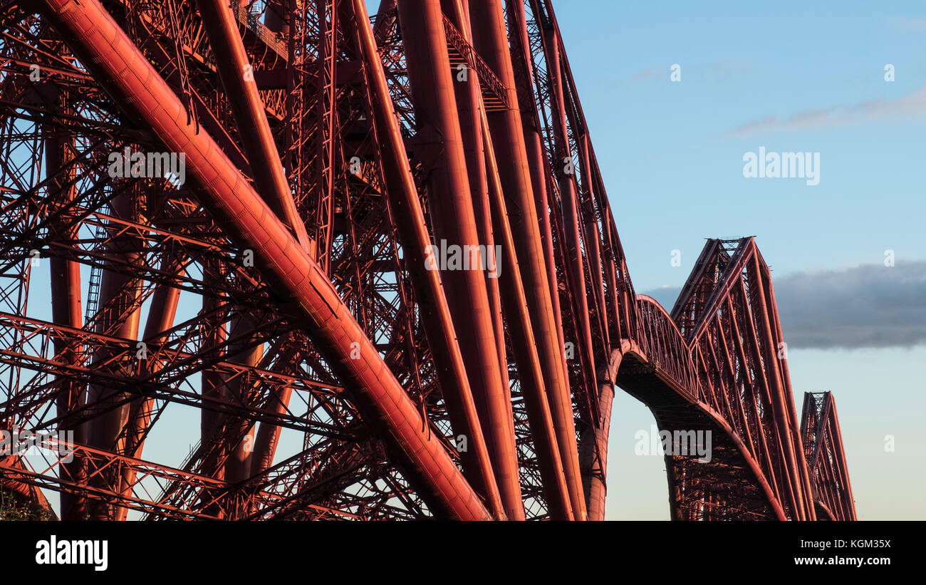 Blick auf die berühmte Forth Rail Bridge überspannt die Firth-of-Forth zwischen Fife und West Lothian, Schottland, Vereinigtes Königreich. Stockfoto
