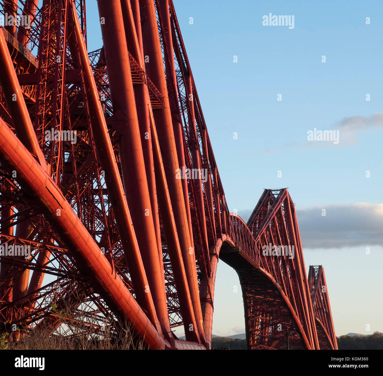 Blick auf die berühmte Forth Rail Bridge überspannt die Firth-of-Forth zwischen Fife und West Lothian, Schottland, Vereinigtes Königreich. Stockfoto