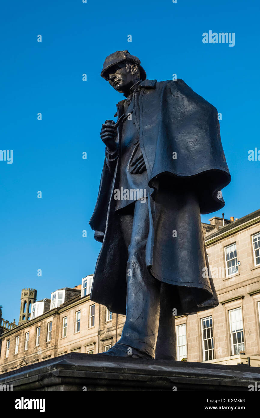 Statue von Sherlock Holmes am Picardy Place in Edinburgh zum Gedenken an den Geburtsort von Sir Arthur Conan Doyle in Edinburgh, Schottland, großbritannien. Stockfoto