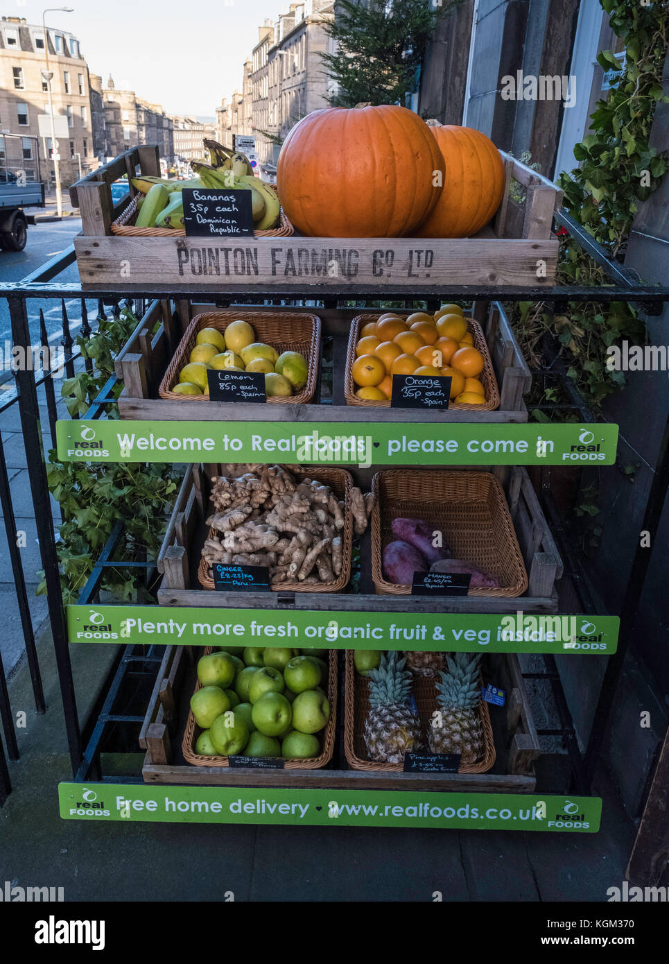 Bio-Obst und -Gemüse im Bio-Supermarkt Real Foods in der Broughton Street in Edinburgh, Schottland, Großbritannien. Stockfoto