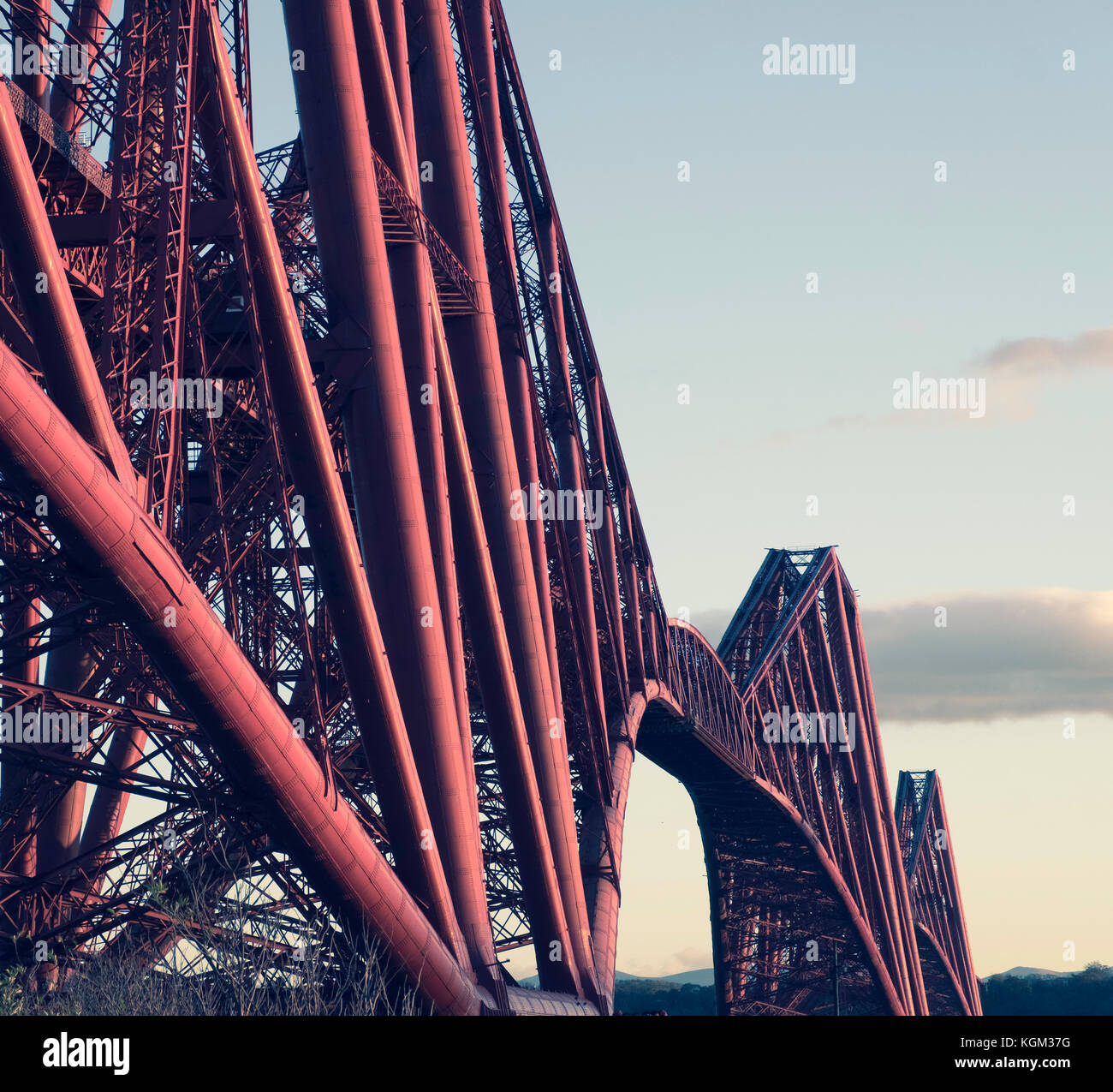 Blick auf die berühmte Forth Rail Bridge, die den Firth of Forth zwischen Fife und West Lothian in Schottland, Großbritannien, überspannt. Stockfoto