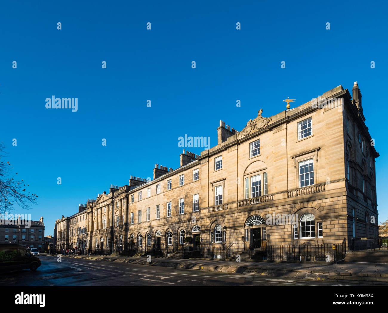 Ansicht von Reihenhäusern auf dem Charlotte Square, darunter das Bute House, die offizielle Residenz von First Minister Nicola Sturgeon in Edinburgh, Schottland, Uni Stockfoto