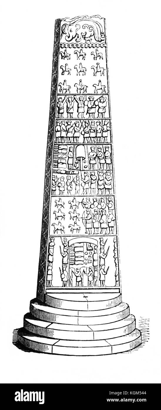 Sueno's Stone ist ein Picto-Scottish Standing Stone geschnitzt aus alten roten Sandstein, hat aber erhebliche Verwitterung an Orten gelitten. Die Ostwand hat vier Panels, die eine große Schlacht Szene zeigen, aber die obere Platte ist ziemlich verwittert und zeigt Reihen von Reitern. Es besteht allgemeine Übereinstimmung, dass der stein Termine zwischen dem 9. und 10. Jahrhundert und es ist die größte noch erhaltene Piktischen Stein seiner Art in Schottland. Forres, Moray, Schottland. Stockfoto