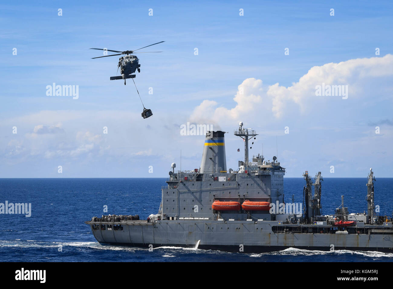 Ein MH-60S Sea Hawk Hubschrauber, zugeordnet zu den ea-Ritter" der Hubschrauber Meer Combat Squadron (HSC) Stockfoto