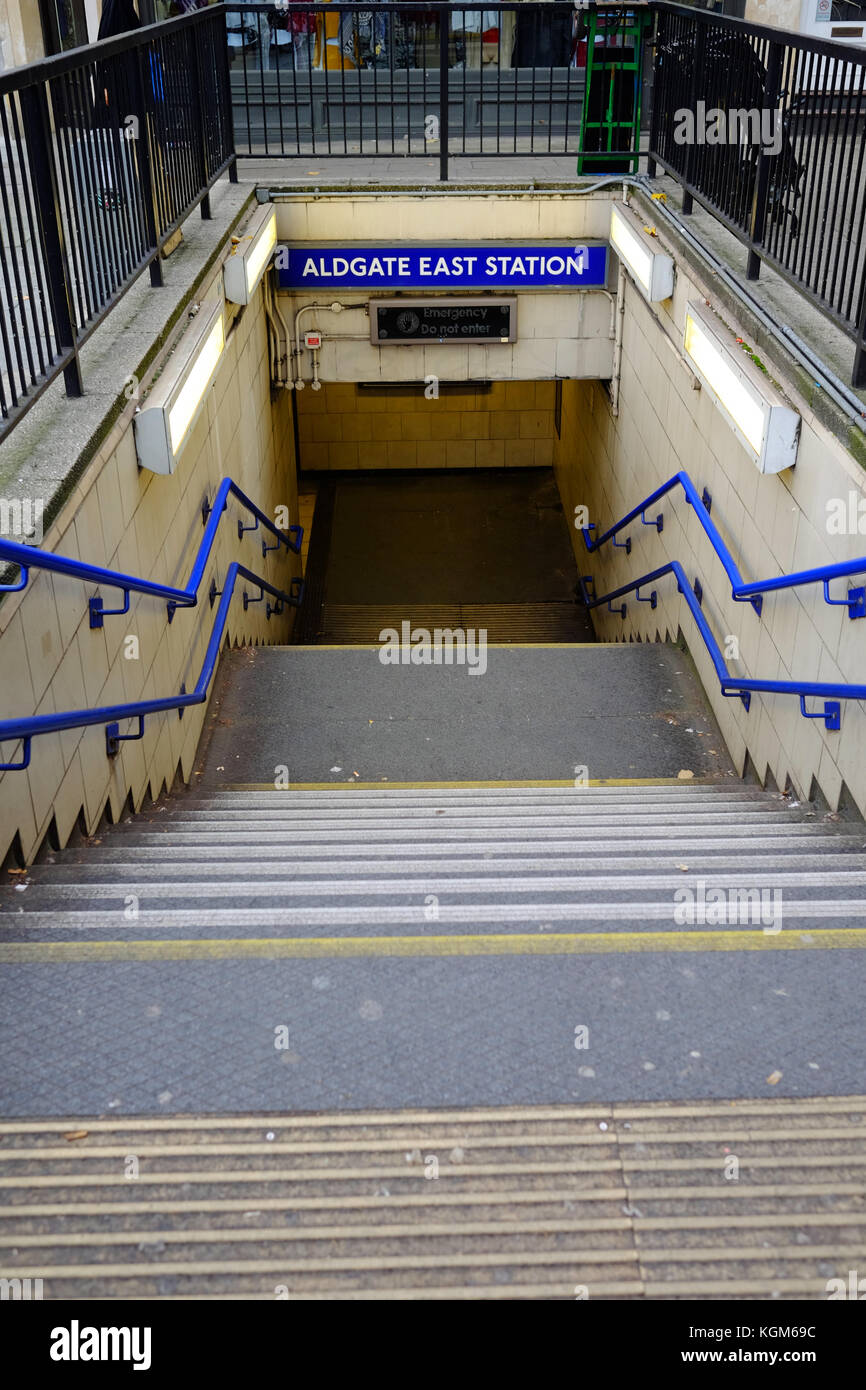 Der Eingang zur U-Bahnstation Aldgate East in London ohne Menschen rund um Stockfoto