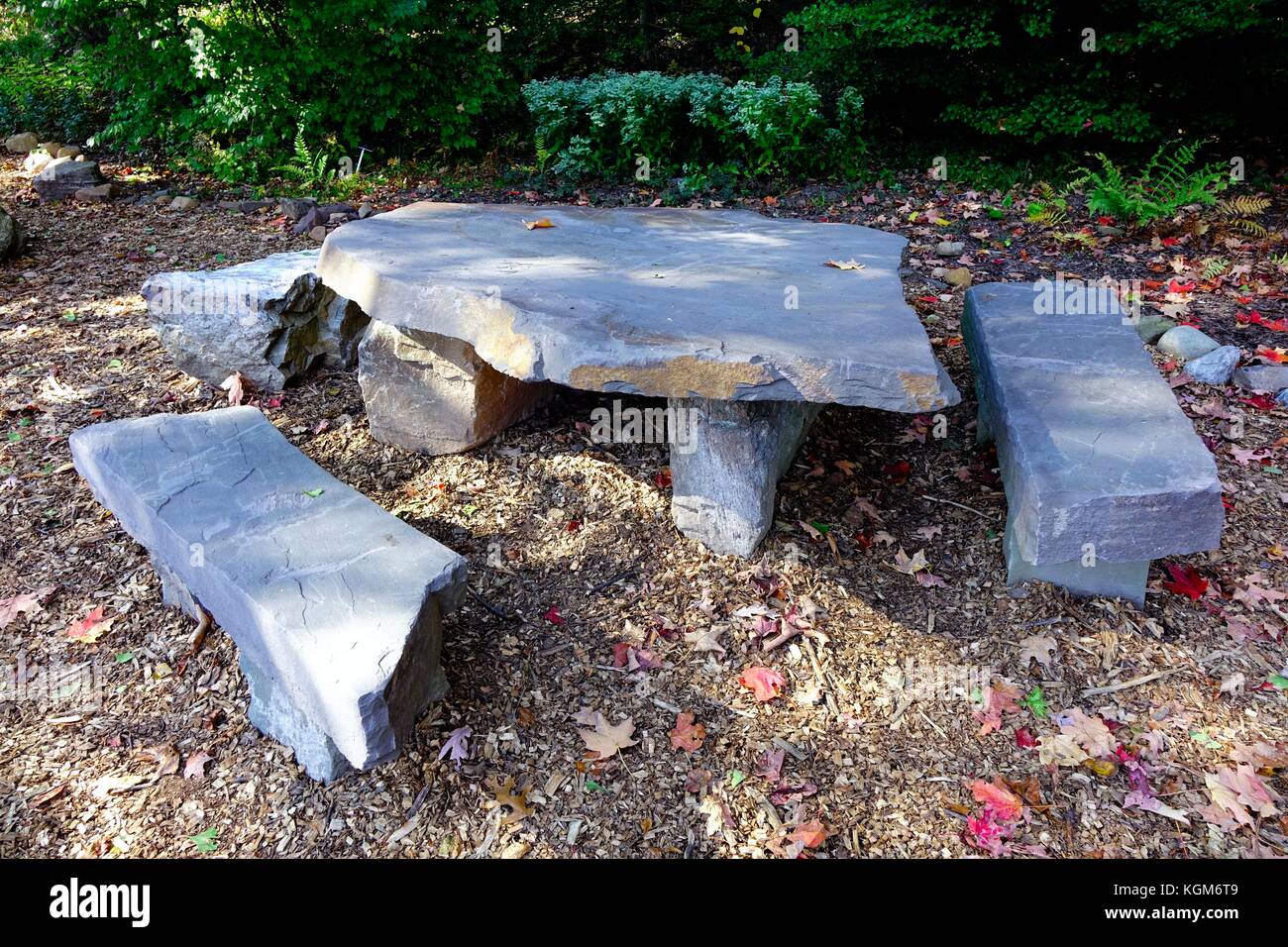 Stein, Tisch und Bänken, Reeves-Reed Arboretum, Summit, New Jersey Stockfoto
