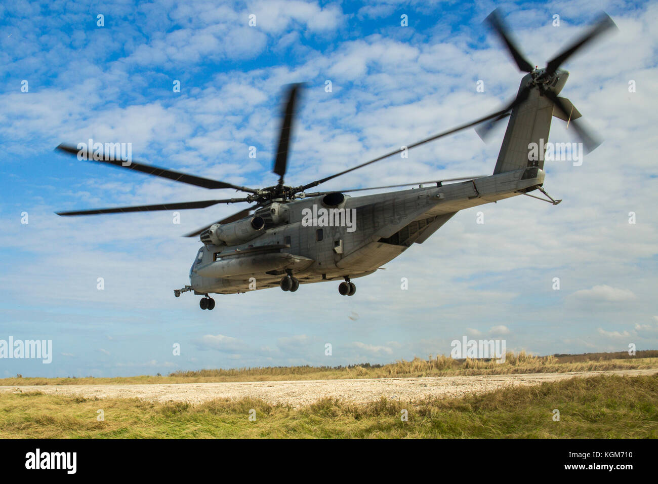 Ein U.S. Marine Corps CH-53E Super Stallion mit Marine schweren Helikopter Squadron (HMH) 462 landet auf Ie Shima Island, Japan, zur Unterstützung der Übung Blau Stockfoto