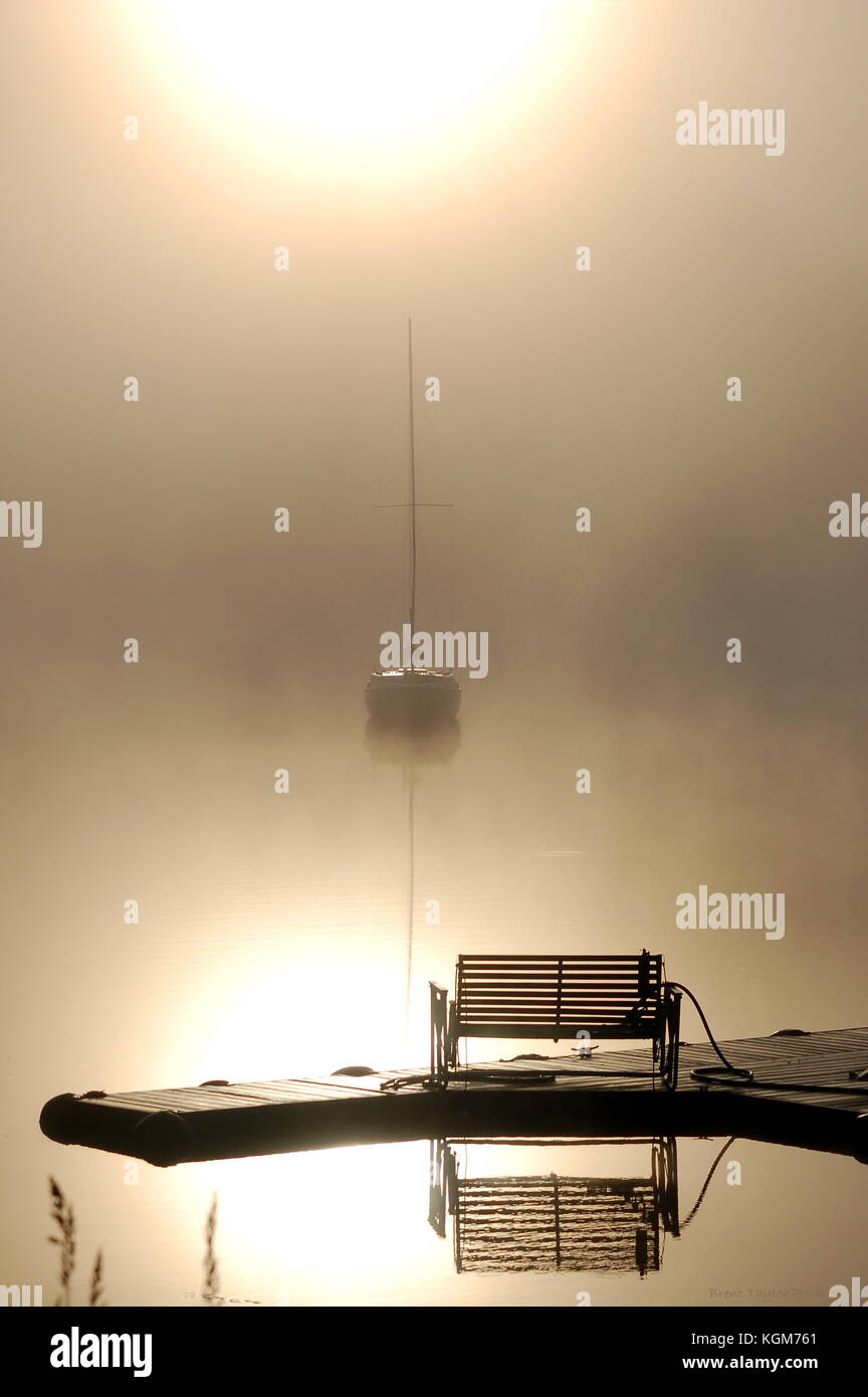 Ein einsames Segelboot schwimmt im Morgennebel/Nebel auf Christiansen See in der Nähe von Talkeetna, ak Stockfoto