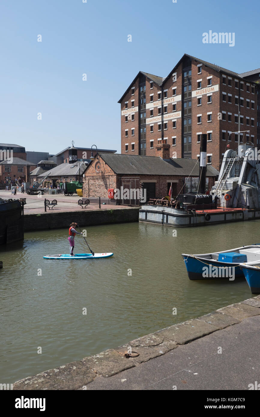 Paddleboarding in der Barge Arm in Gloucester Docks Stockfoto