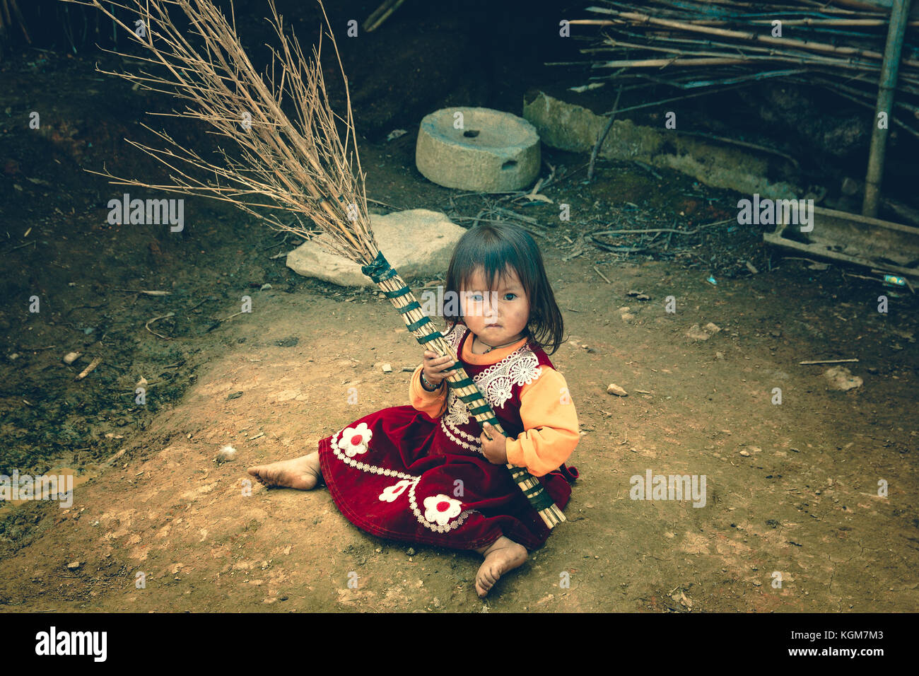 Ngai thau Dorf, Lao Cai Provinz, Vietnam - November 06, 2015: Von ethnischen Minderheiten spielende Kinder im Ngai thau Dorf, Lao cao Provinz Stockfoto