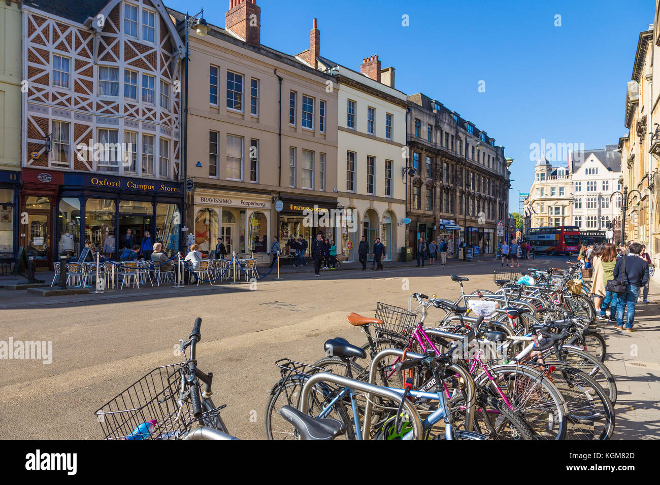 Oxford, Großbritannien - 8 April 2017 - Abgestellte Fahrräder und Leute hängen, um Geschäfte in einer Straße in der Universität Oxford, England an einem schönen Frühlingstag von Ap Stockfoto