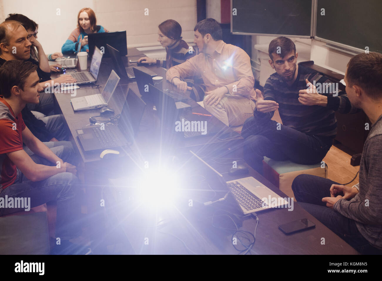 Leute mit Laptops im Unterricht Kommunikation Stockfoto