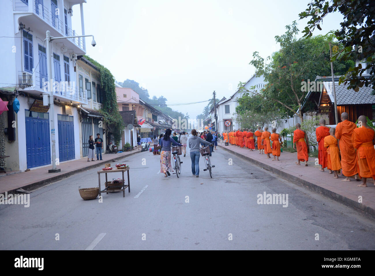 Die Mönche gehen auf Almosen Runde entlang der Strasse am Morgen von Luang Prabang, Laos. Stockfoto
