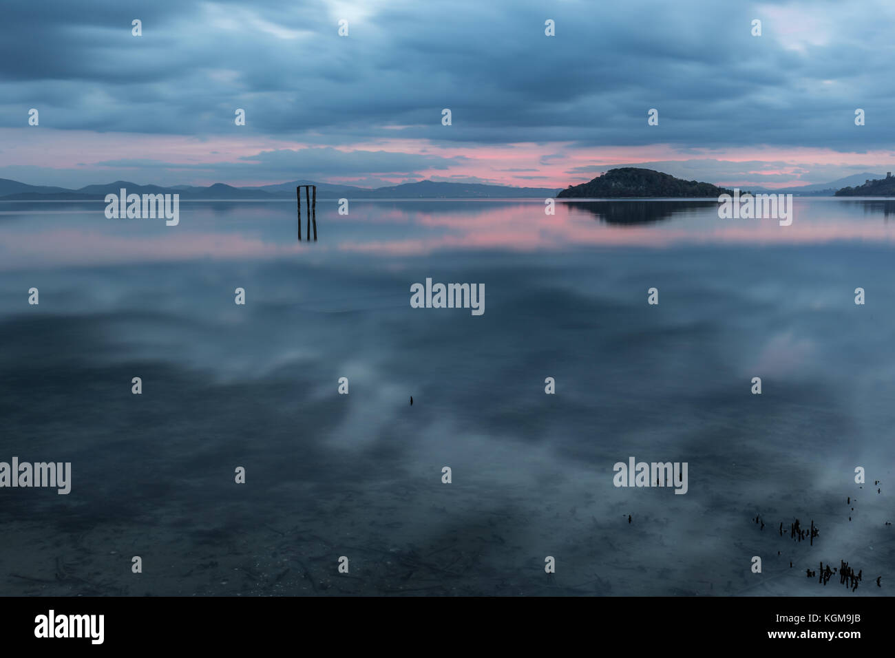 Perfekt und symmetrischen Reflexionen an einem See bei Sonnenuntergang, mit warmen und sanften Farben Stockfoto