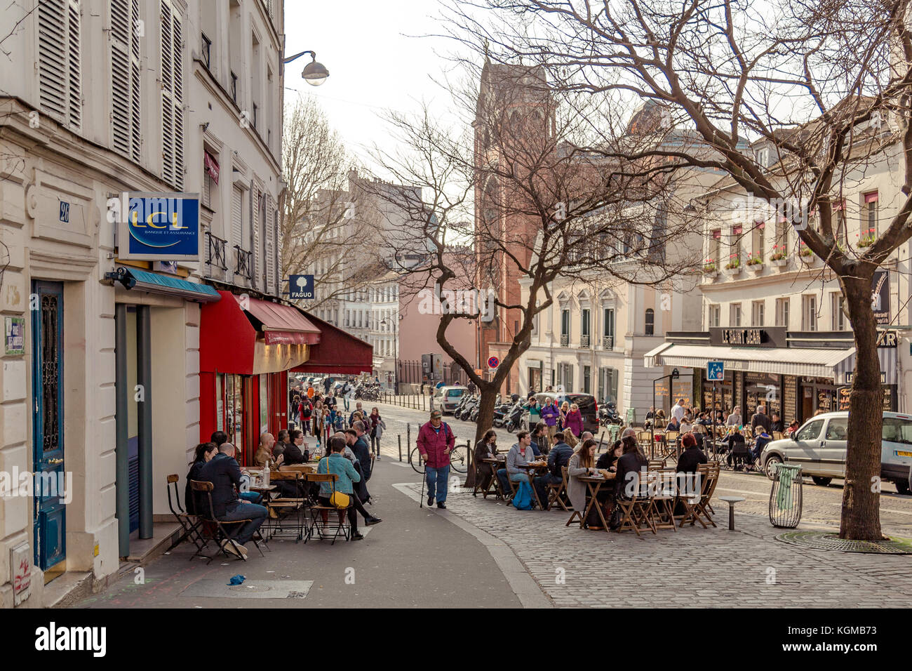 Paris, Frankreich, März 31 2017: Typischer Blick auf die Pariser Straße. Architektur und Wahrzeichen von Paris Stockfoto