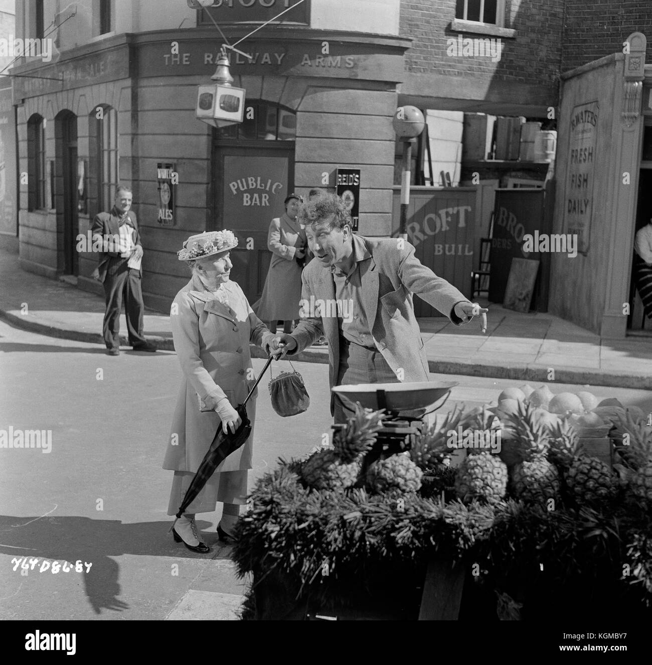 Die ladykillers (1951), Katie Johnson, Frankie Howerd Stockfoto