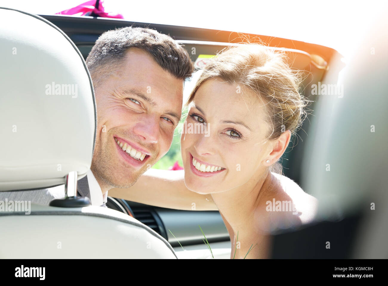 Frisch verheiratete Ehepaar in Cabrio Auto sitzen Stockfoto