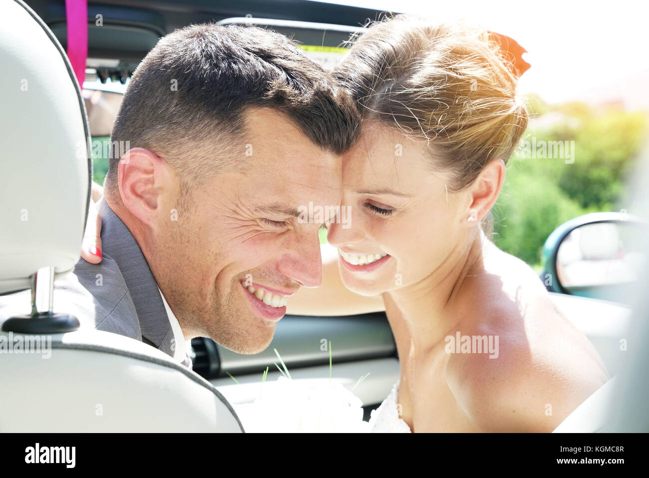 Frisch verheiratete Ehepaar in Cabrio Auto sitzen Stockfoto
