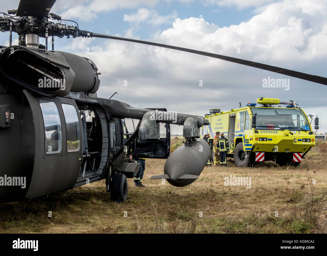 Ein Blackhawk vom 1-214 th Aviation Regiment dient als Stütze für die Einsatzleitung bei simulierten Crash übung Nov. 6 in den Wackern Stockfoto