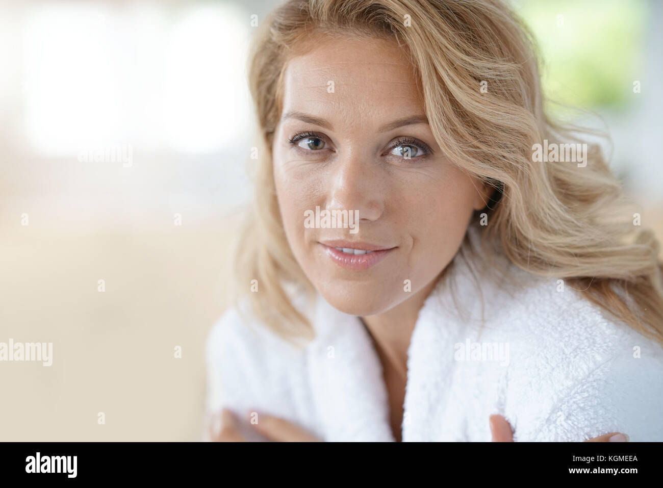 Porträt der schönen 40-jährige Frau im Bademantel zu Hause Stockfoto