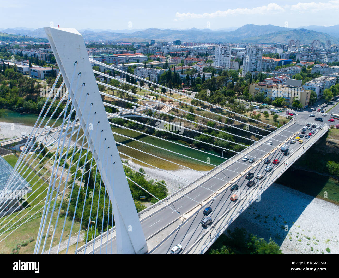 Luftaufnahme der Millennium Bridge über den Fluss Moraca in Podgorica Stockfoto