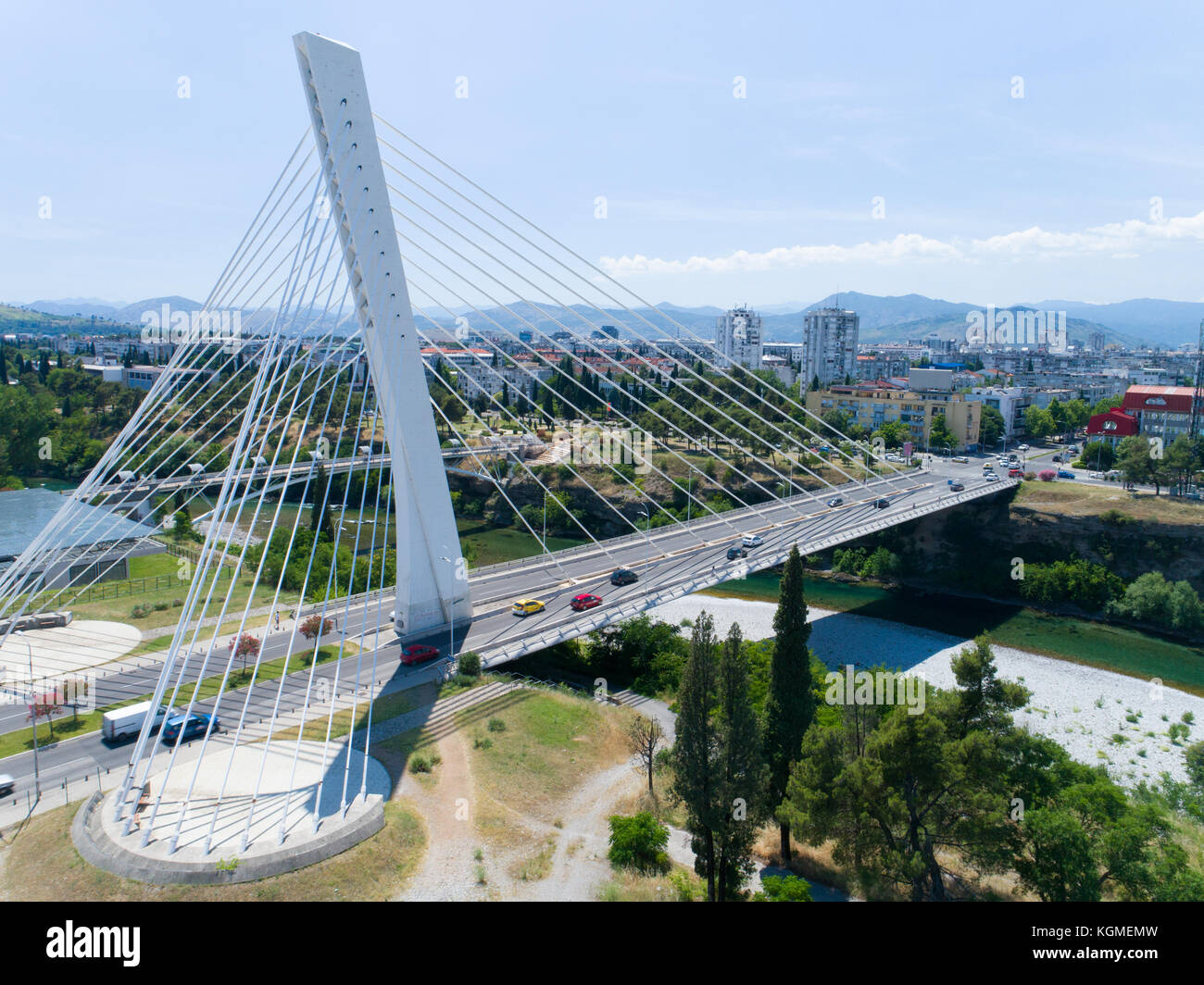 Luftaufnahme der Millennium Bridge über den Fluss Moraca in Podgorica Stockfoto