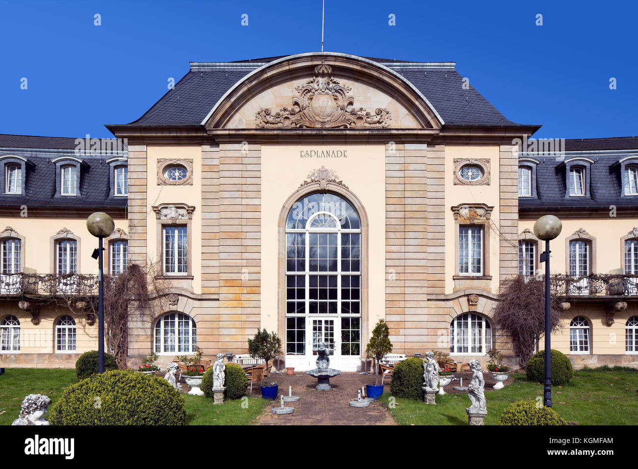 Im Rokoko-Stil wurde 1906 das neue große Badehaus am Kurpark von Bad Nenndorf errichtet. Heute wird das Hotel als Grandhotel Esplanade genutzt. Stockfoto