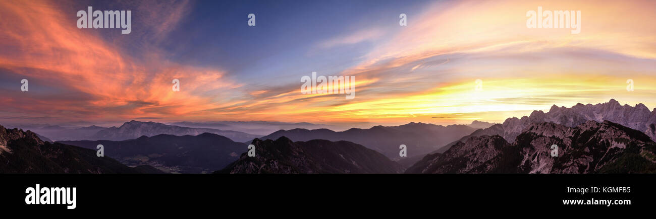 Berglandschaft bei Sonnenuntergang in den Julischen Alpen. Tolle Aussicht auf bunten Wolken und Berge. Stockfoto