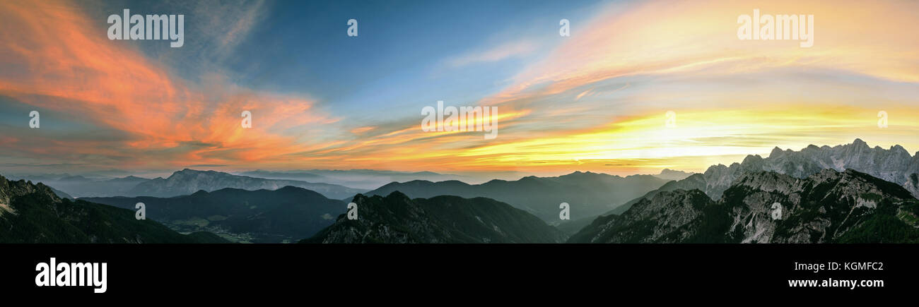 Berglandschaft bei Sonnenuntergang in den Julischen Alpen. Tolle Aussicht auf bunten Wolken und Berge. Stockfoto