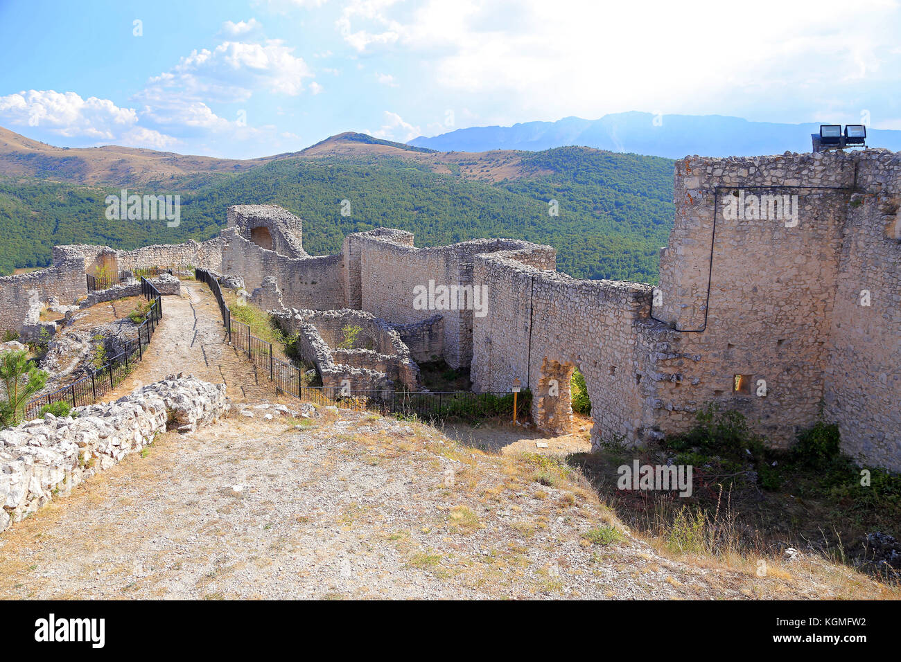 Mittelalterliche Burg in Bominaco Caporciano (AQ) - Italien Stockfoto