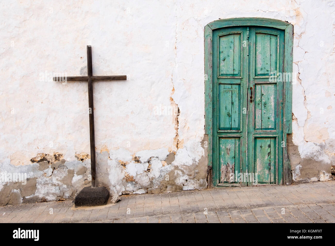 Straßenszene, typisches Holzkreuz zur Feier der Maikreuze. Teguise, Lanzarote Island, Kanarische Inseln. Spanien Europa Stockfoto