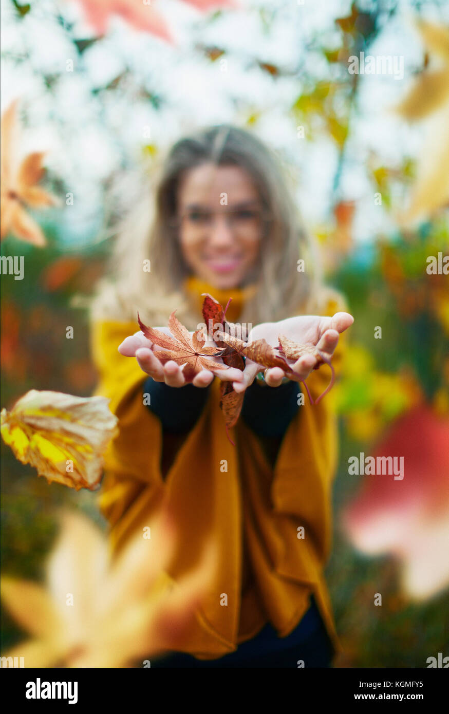 Frau mit Herbstlaub, Lächeln, Porträt Stockfoto