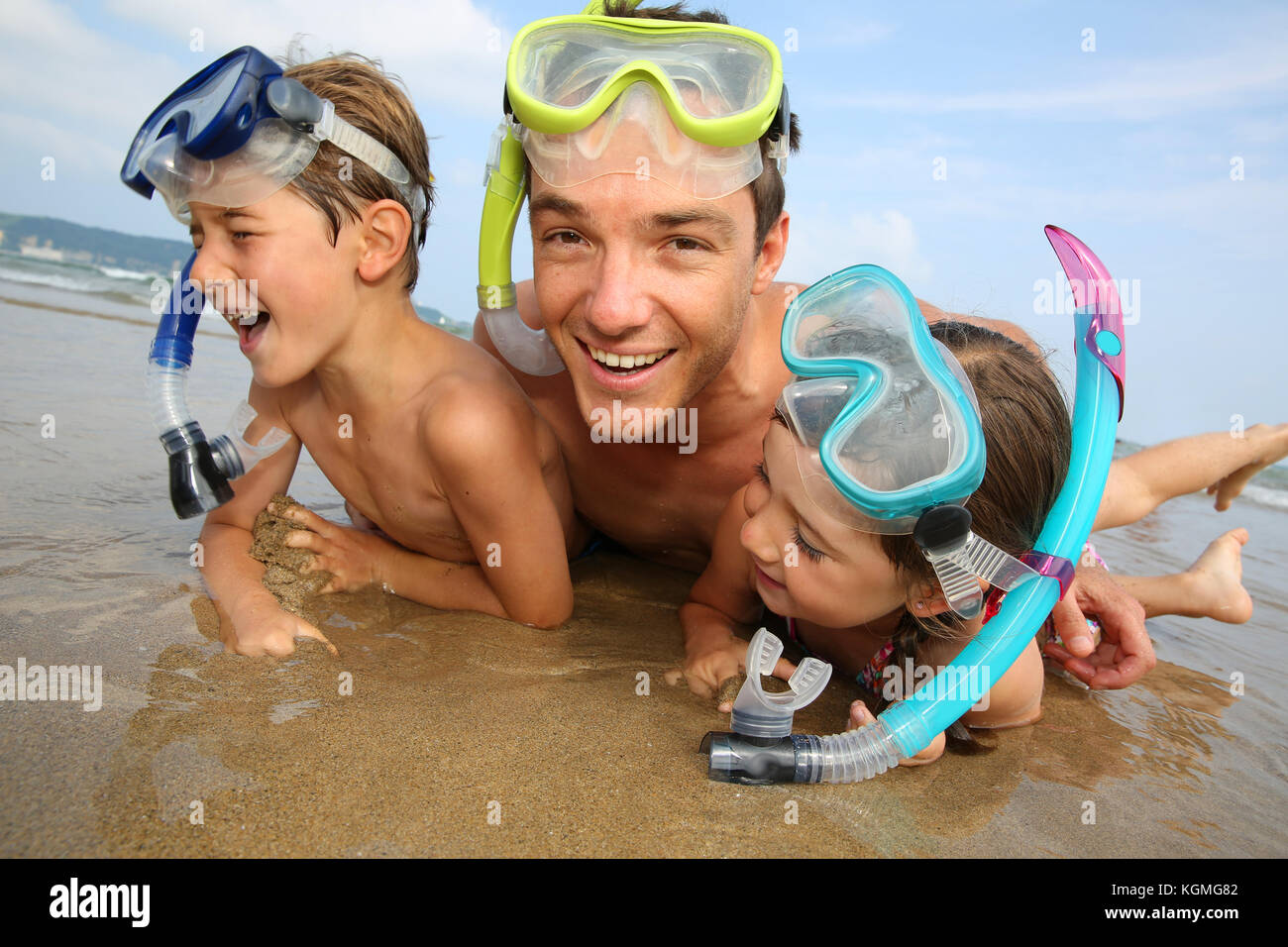 Portrait von Vater und Kinder tragen Tauchen Maske Stockfoto