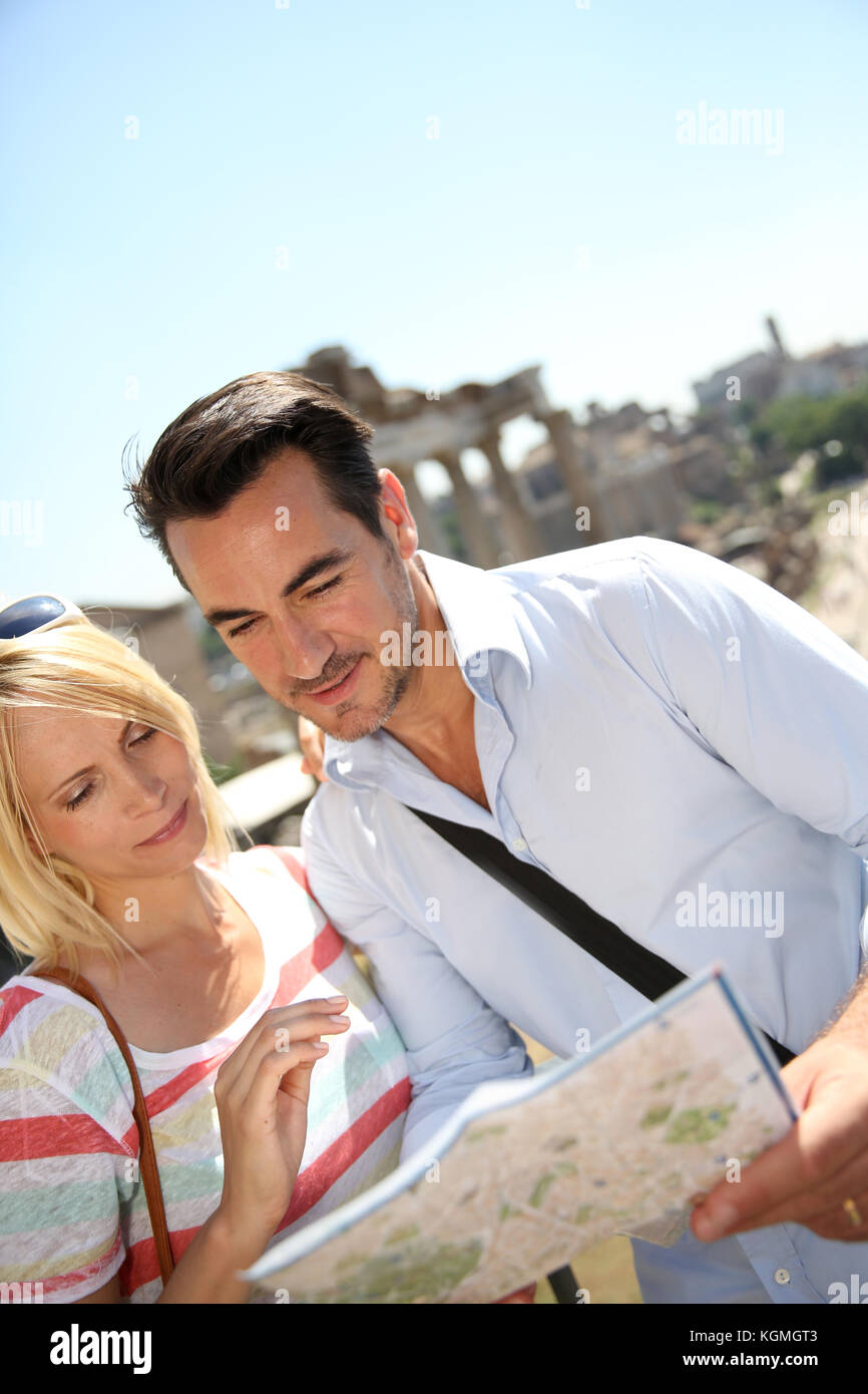 Paar Touristen lesen Stadtplan mit dem Forum Romanum. Stockfoto