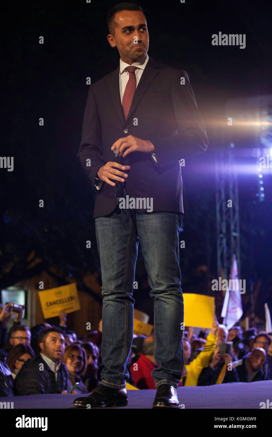 Führer der Fünf-Sterne-Bewegung (M5S) Luigi di Maio erfüllt die Bürger in Palermo, Italien, am 3. November 2017 während des Wahlkampfes in Sizilien. Stockfoto