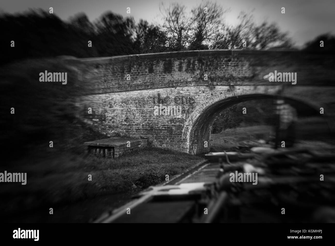 Das Ende ist nahe an einem Kanal Brücke geschrieben Stockfoto