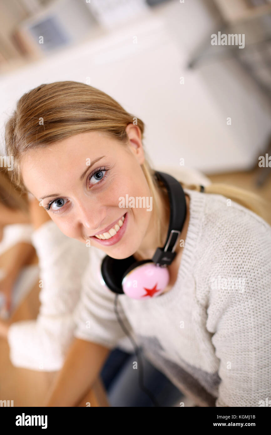 Blonde Mädchen in der Klasse mit Musik Kopfhörer auf Stockfoto