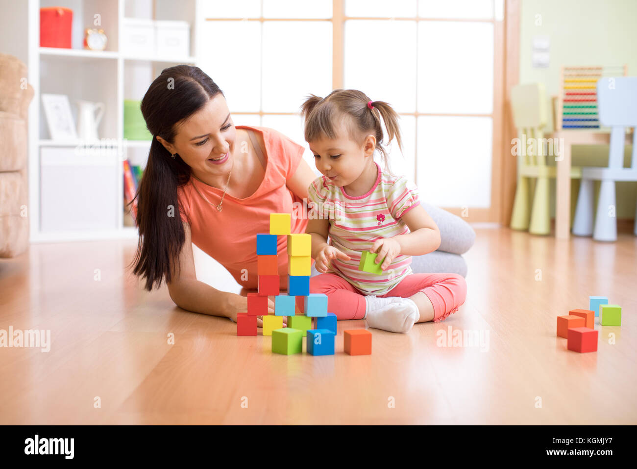 Mutter und Kind Gebäude aus Spielzeug Bausteine zu Hause. Familie Konzept. Stockfoto